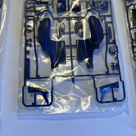 Red Bull Racing Renault RB6 F1 Racing Tamiya 1/20 Model Sebastian Vettel - Picture 8 of 16